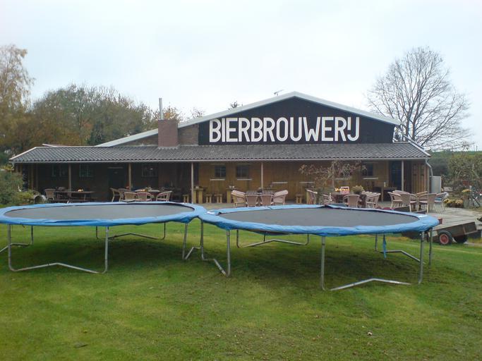 dvě trampolíny